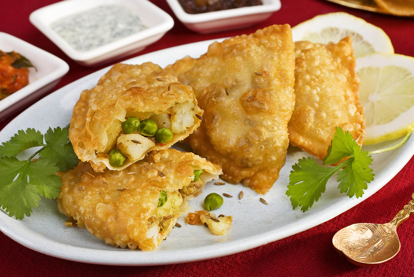 samosas-vegetables-filling-lemon-sause-table-plate-spoon